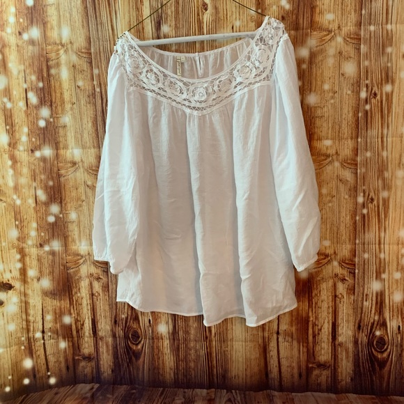 grand & greene Tops - White light and flowy top size xl